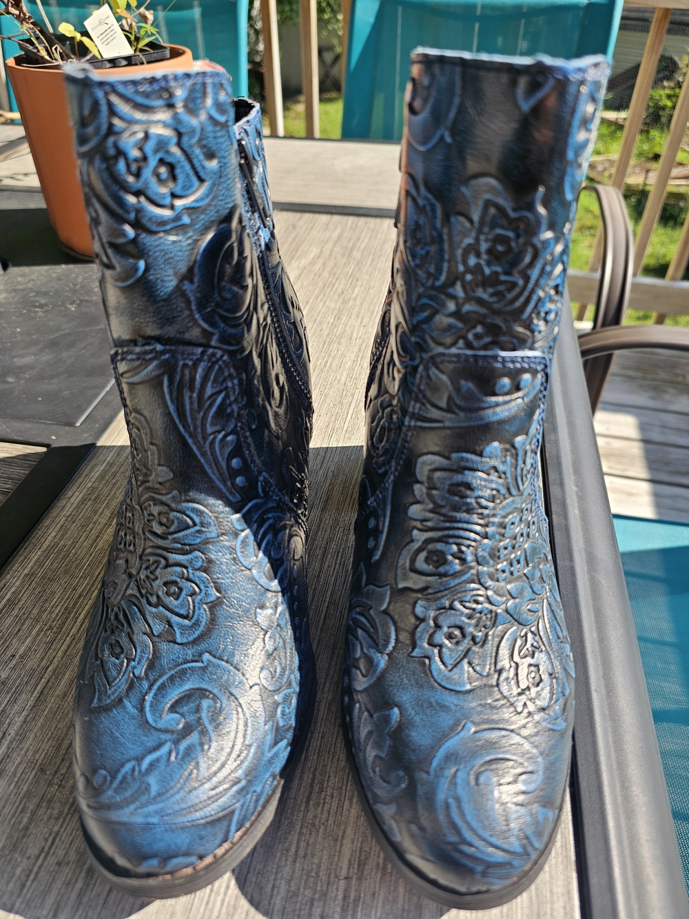 Sterling River Black & Metallic Blue Embossed Floral Leather Ankle Boots Sz 7.5M - Picture 3 of 6